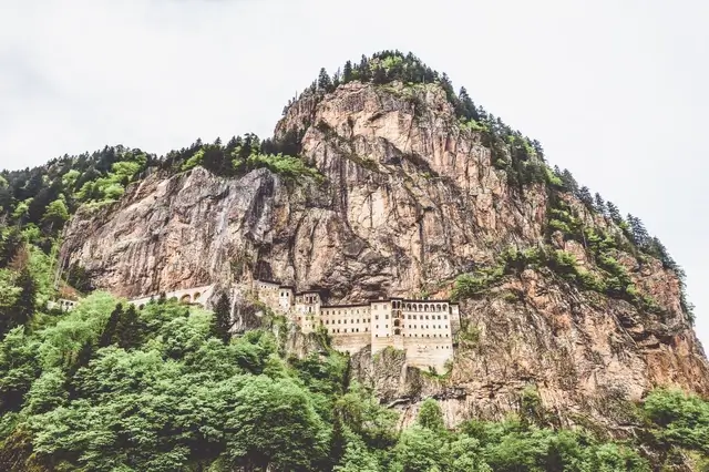 Qué ver en Turquía - monasterio de sumela en la montaña mela