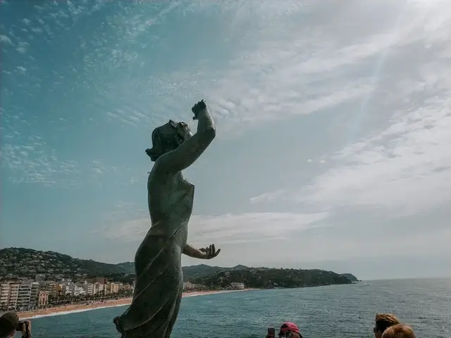 Monumento Dona Marinera en Lloret mirando al mar