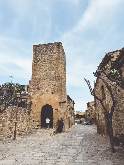 Qué ver en Vulpellac - torre muralla