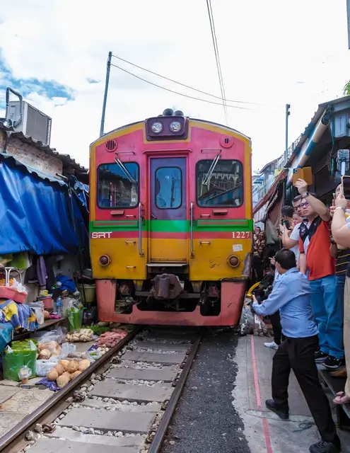Mae Klong el mercado del tren en Bangkok 