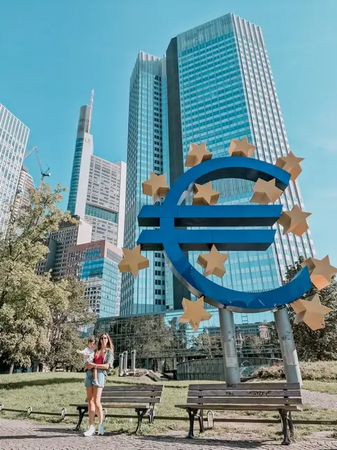 Qué ver en Frankfurt - Escultura Euro frente a BCE