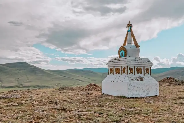 Estupa cerca de Monument for Mongol States