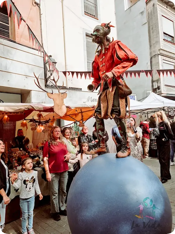 Fira de les Bruixes Martorell 2025. foto de un personaje subido en una bola haciendo equilibrios