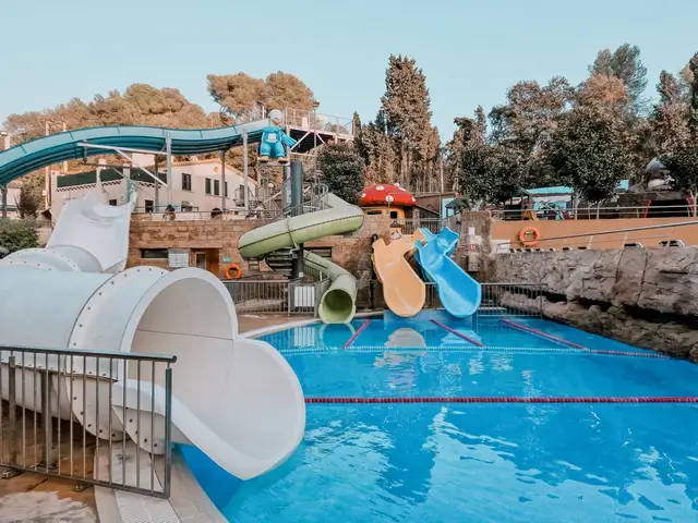 Hotel Rosamar Garden de Lloret de Mar piscina con toboganes