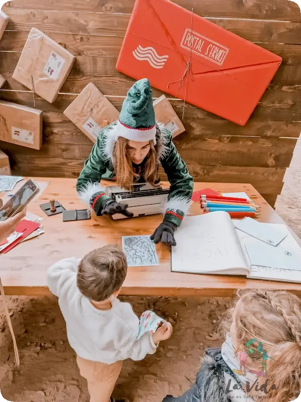 Una elfa esta Sellando de la carta a Papa Noël que le ha dado eric