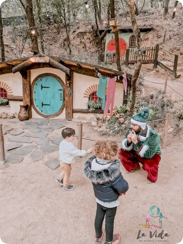 El Bosque Mágico de Papá Noel en Can Juliana - casa elfos. eric y una amiga suya hablando con el elfo Puk
