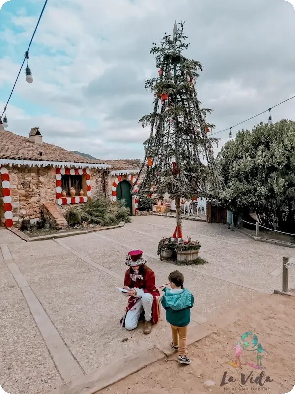 Eric con el elfo que nos recibe en Can Juliana