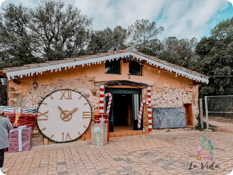 Edificio que funciona como taller de elfos en el Bosque mágico de Can Juliana