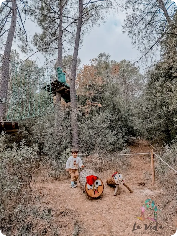 Eric buscando y encontrando tions en el Bosque mágico de Papá Noél