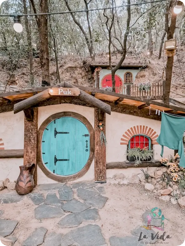 Casa del elfo puk. Es una pequeña casa con una puerta redonda azul
