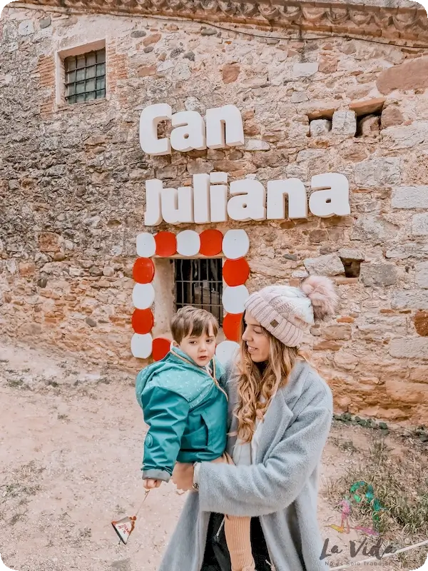 Entrada al Bosc Màgic de Can Juliana. Foot de Judit con Eric. Se ve la puerta y un cartel con las letras