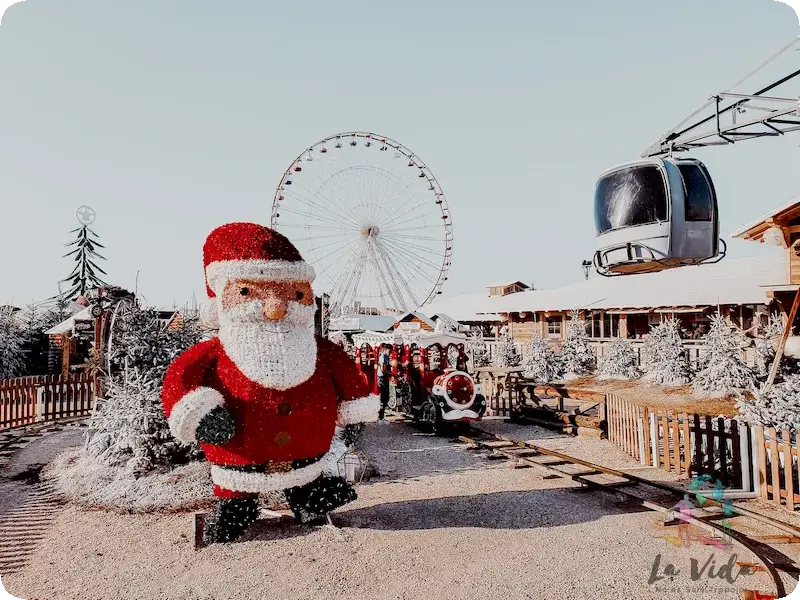 Noria con un papa noel gigante en el Village de Noël