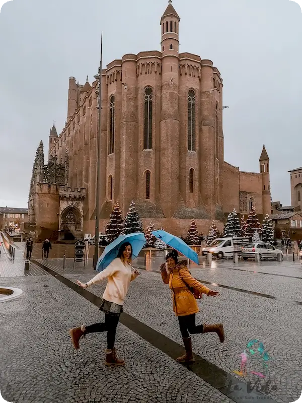 Que ver en Albi, Judit y su amiga enfrente de la catedral con sus paraguas
