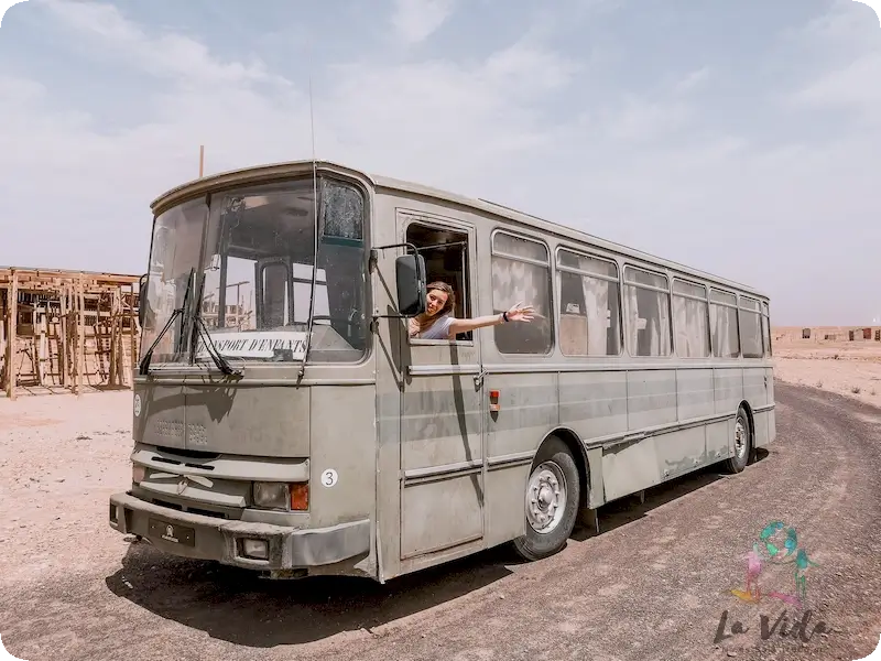 Judit en un autobus de rodaje en Atlas Studio Ouarzazate