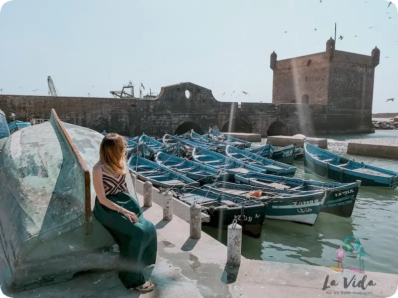 Judit en una barca en el puerto de Essaouira