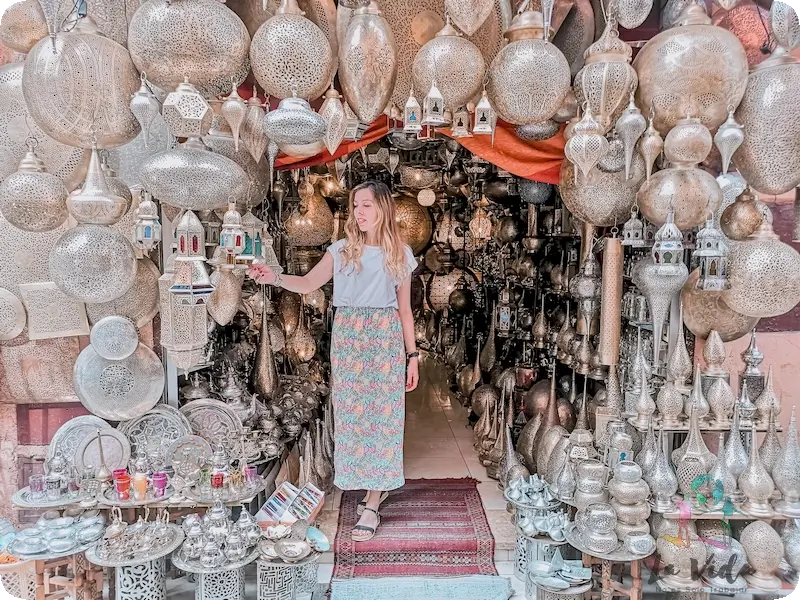 Judit en una tienda de lámparas en marrakech