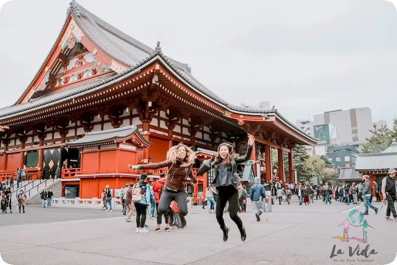 Judit saltando en Templo Senso-ji en Asakusa en Tokio 