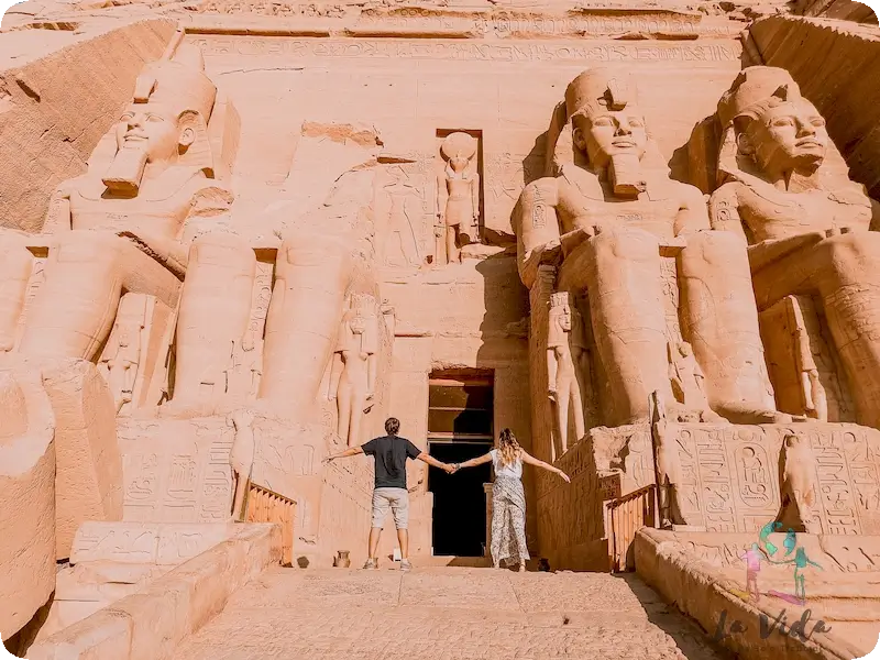 Judit y Dani en el templo de Ramses II, con los colosos a su lado. Abu Simbel en Egipto