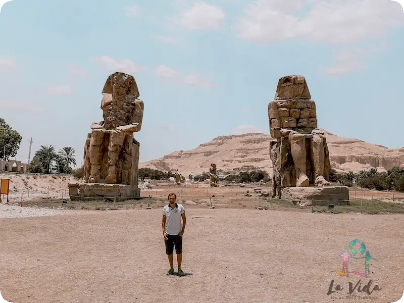Colosos de Memnón en Luxir. Dani enfrente de ellos
