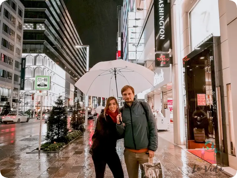 Judit y Dani bajo el paraguas en Ginza en Tokio dia de Lluvia