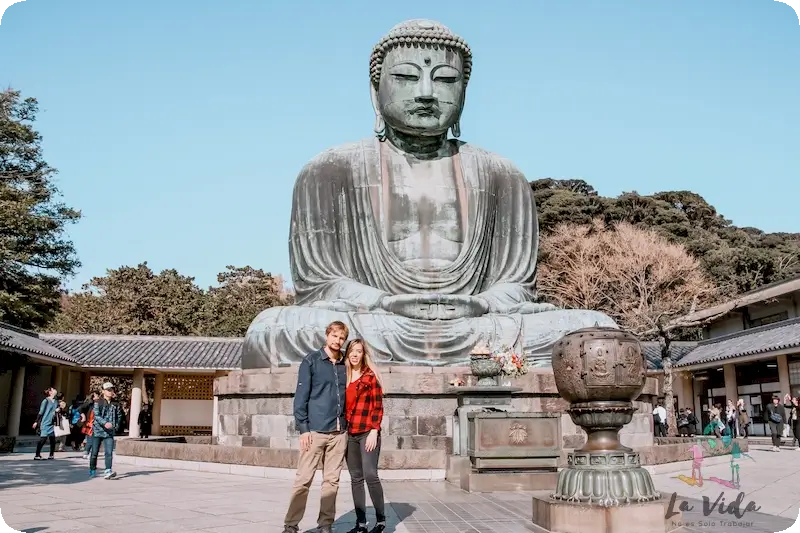 Judit y Dani en Gran Buda de Kamakura cerca de Tokio