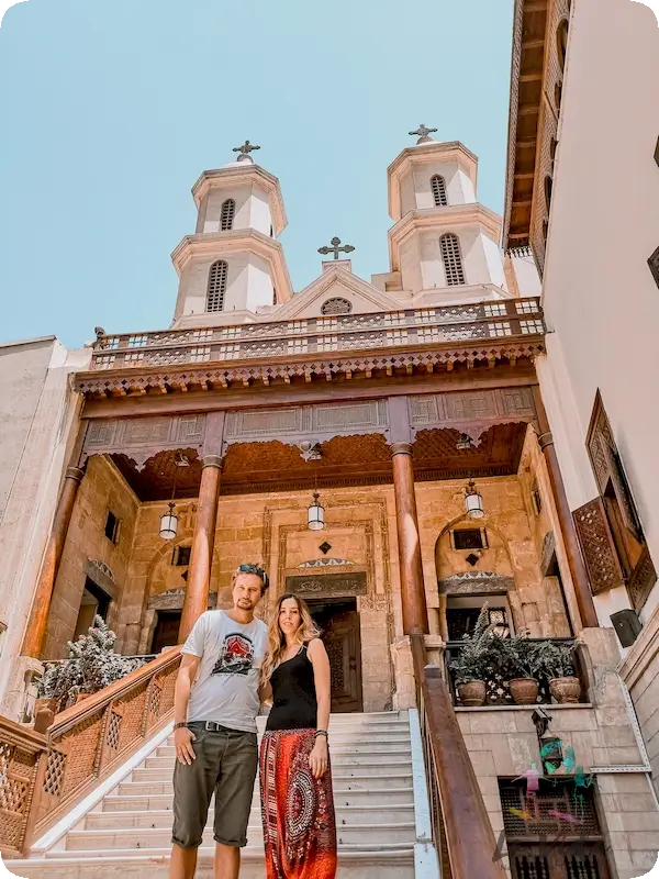 Judit y dani en la Iglesia Colgante del barrio Copto El Cairo 
