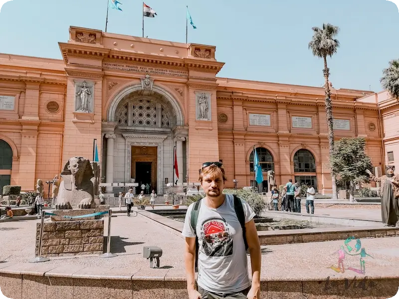 Dani en la puerta del Museo Egipcio El Cairo