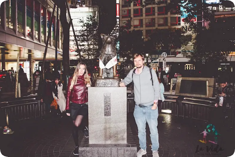 Judit y Dani en la estatua del Perro Hachiko en Shibuya