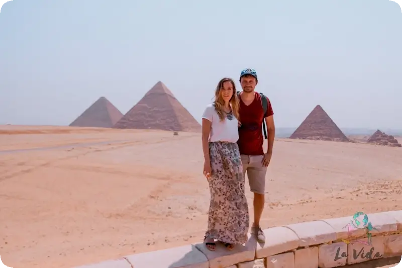 Judit y Dani visitando las Piramides Giza El Cairo