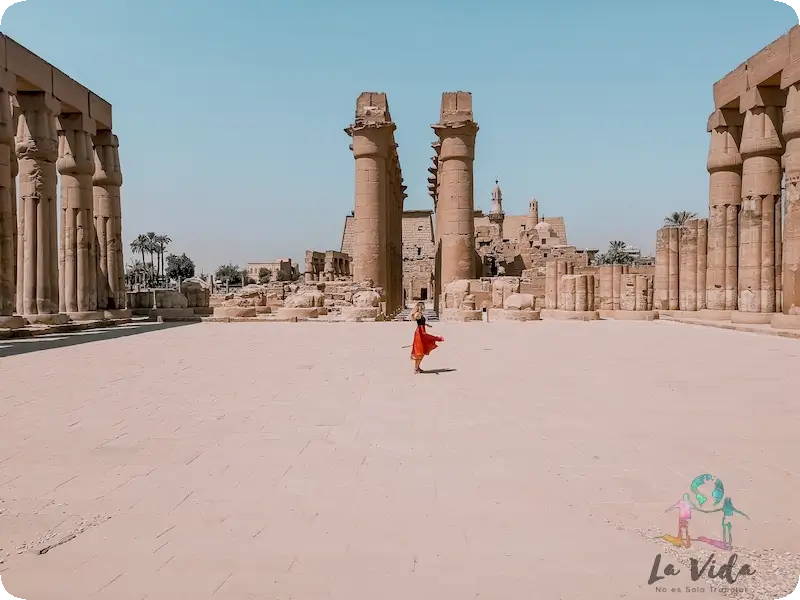 Judit sola en el Templo de Luxor egipto. A 45ºC al mediodia