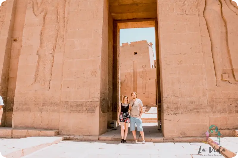 Judit y dani en el templo de Philae en Aswan