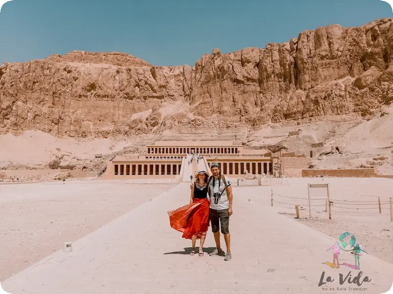 Judit y Dani en su viaje a Egipot: Templo de Hatshepsut Luxor