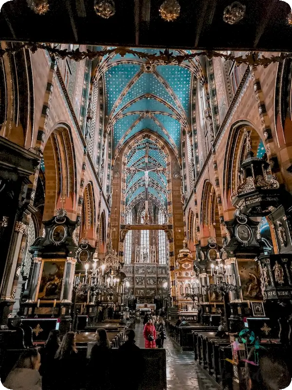 interior Basílica de Santa María en Plaza del Mercado de Cracovia 