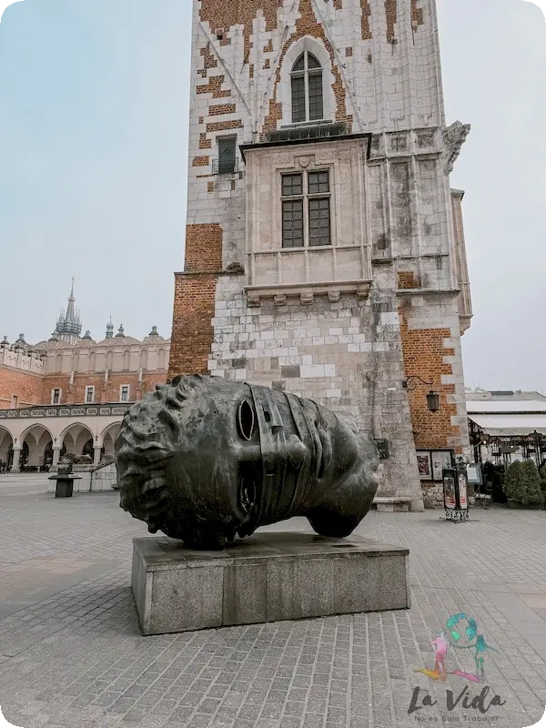 Eros Bendato o La verdadera cara de Cracovia escultura en plaza del mercado