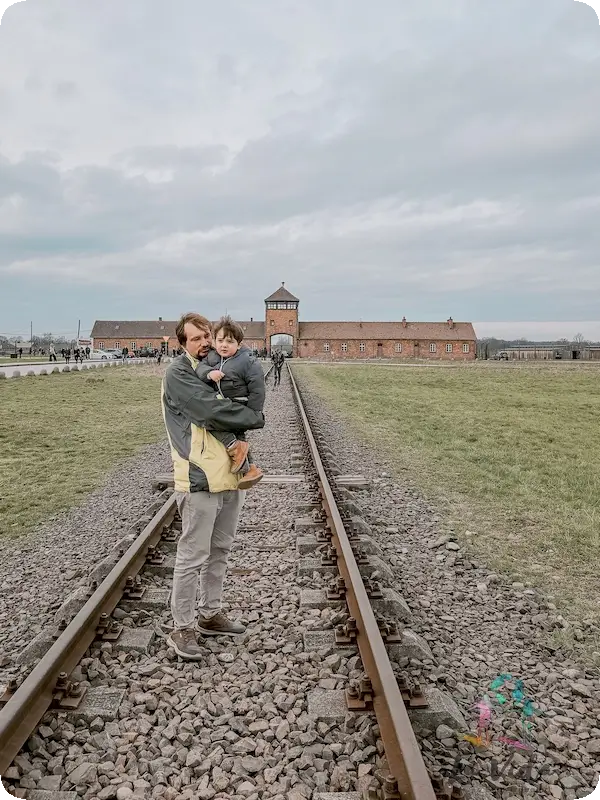Excursión a Auschwitz. Foto tipica en las vias de Dani con Eric en brazos. La excursión se hace desde Cracovia o Varsovia