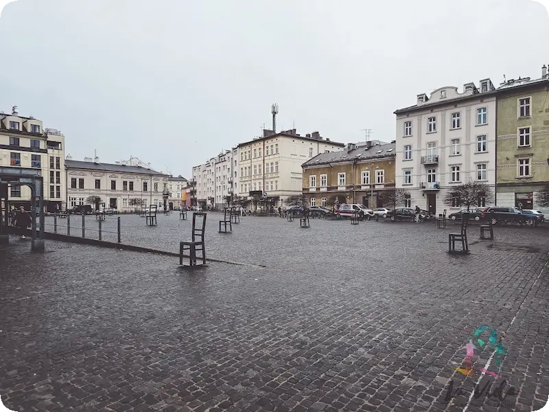 Plaza de los Héroes del Gueto y sus Sillas Vacías Gueto Judio de Cracovia