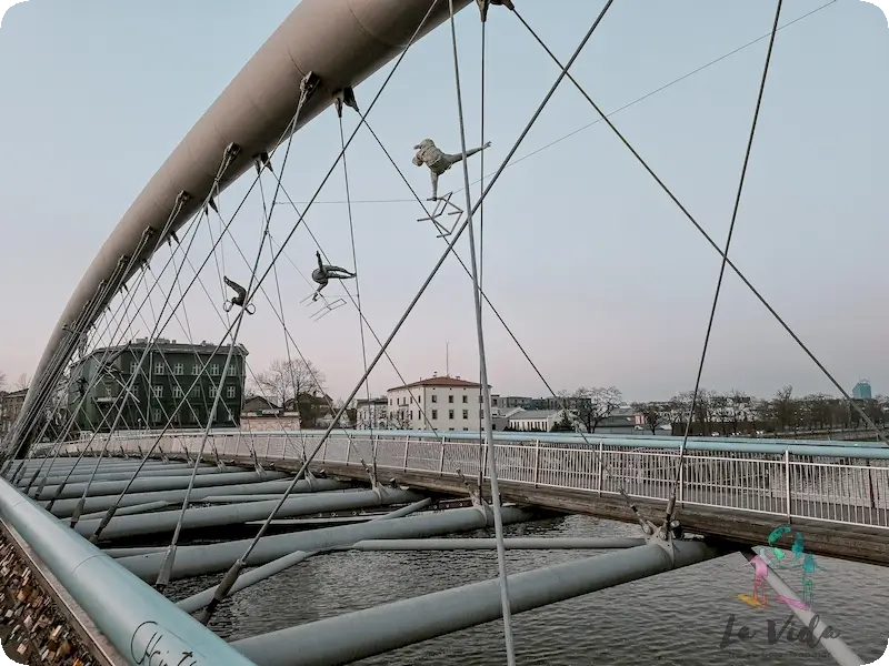 Puente del Padre Bernatek Cracovia figuras de acrobatas 3