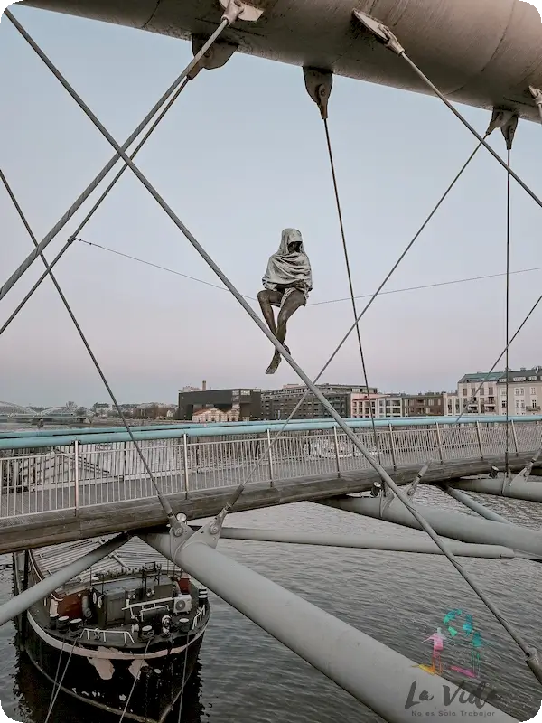 Puente del Padre Bernatek Cracovia figuras de acrobatas