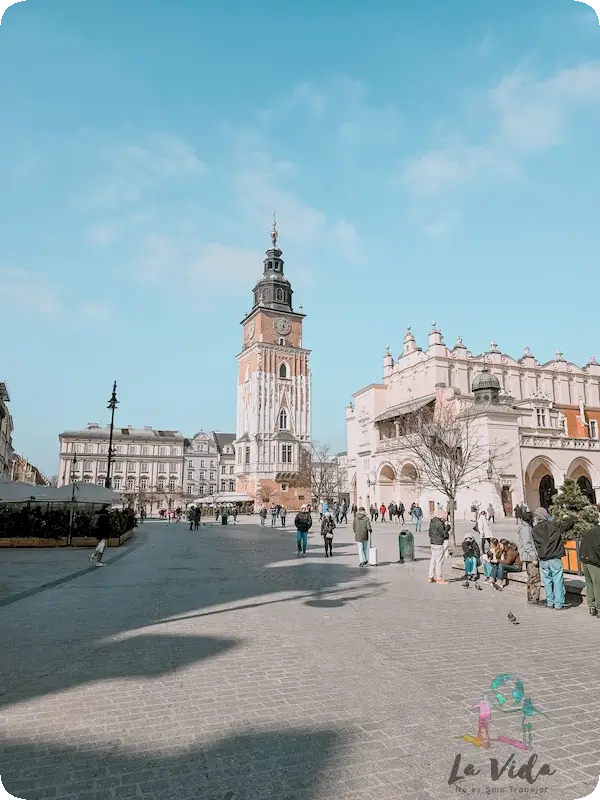 Torre del Reloj en Plaza del Mercado de Cracovia