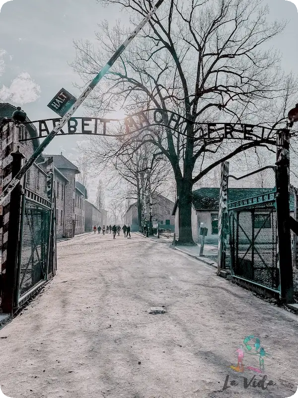 Visita al campo de Concentración de Auschwitz.Famosa entrada con el letrero de quien trabaja será libre,