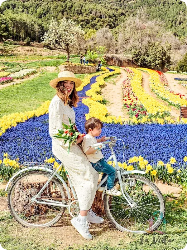 Judit y Eric en una bici en el campo de tulipanes de Niudalia