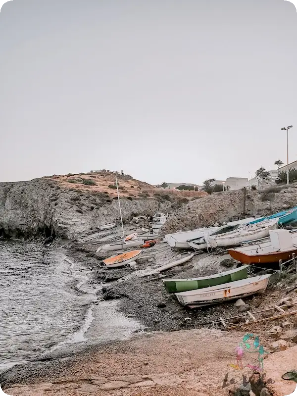 Playa llena de barcas en Isleta del Moro