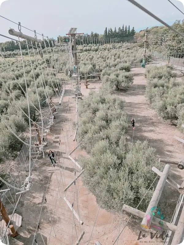 Tirolina en Jump Land Parque de aventuras en Cambrils