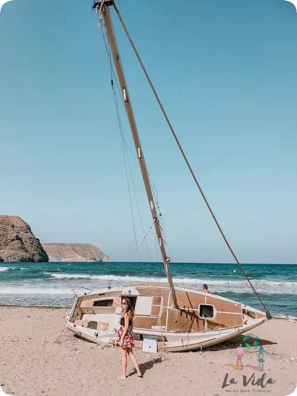 Playa Las Negras Cabo de Gata Almeria con un velero