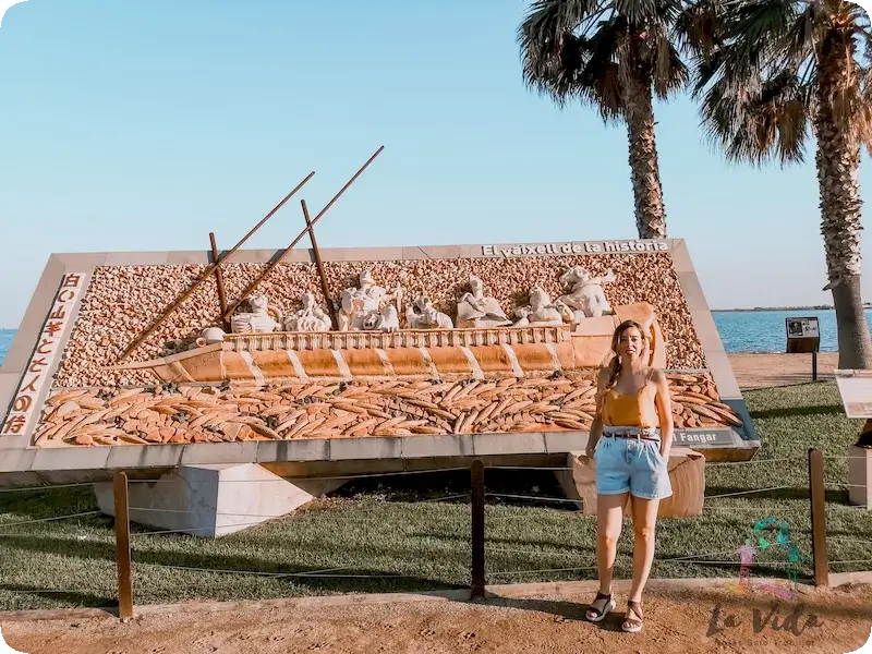 Judit y una de las esculturas que hay en l'Ampolla