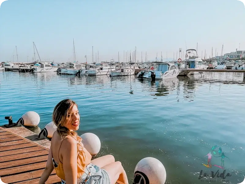 Judit mirando a camara en el puerto de l'Ampolla