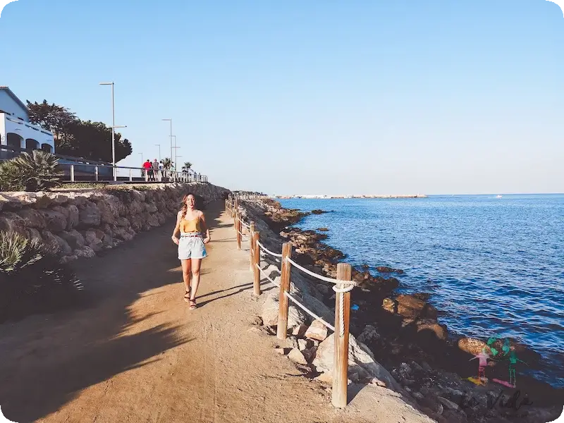 Foto de Judit paseando por el Paseo maritimo l'ampolla tarragona