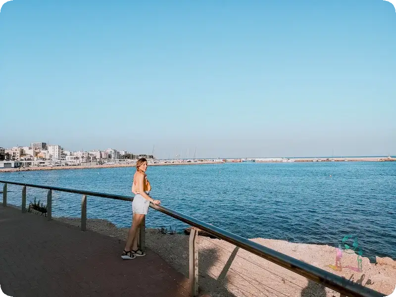 Foto de Judit y el mar de fondo en l'Ampolla