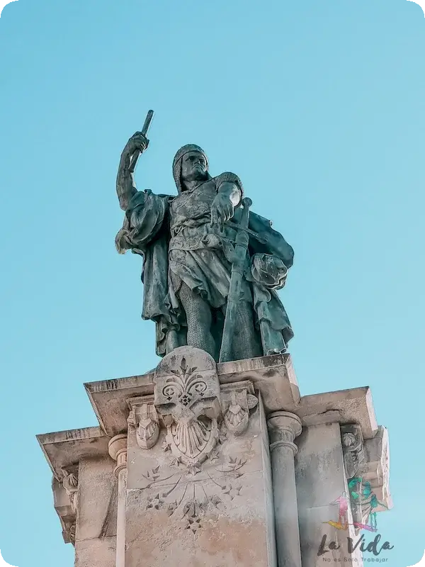 Roger de Lluria estatua en Rambla Nova