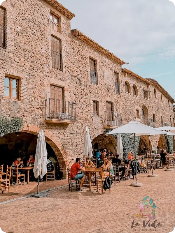 Desayunando en Plaça Jaume I de Monells